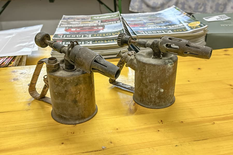 2 alte Öllampen